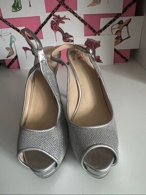 GUESS Silver Glitter Slingback Peep-Toe Heels